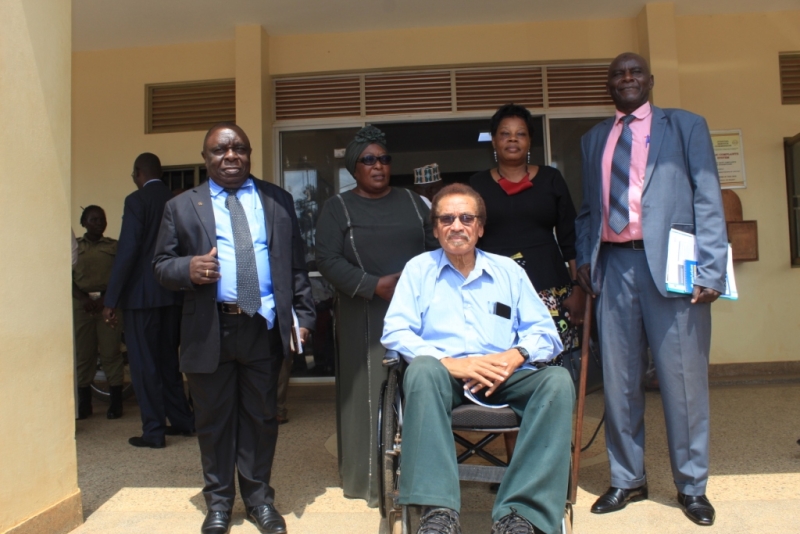 Ssentebe wa Mukono District Service Commission Chairperson Eng Dr Godfery Kubuuka Kisule ng'ali wamu n'abolukiiko lwe oluvanyuma lw'okulayira omwaka oguwedde.